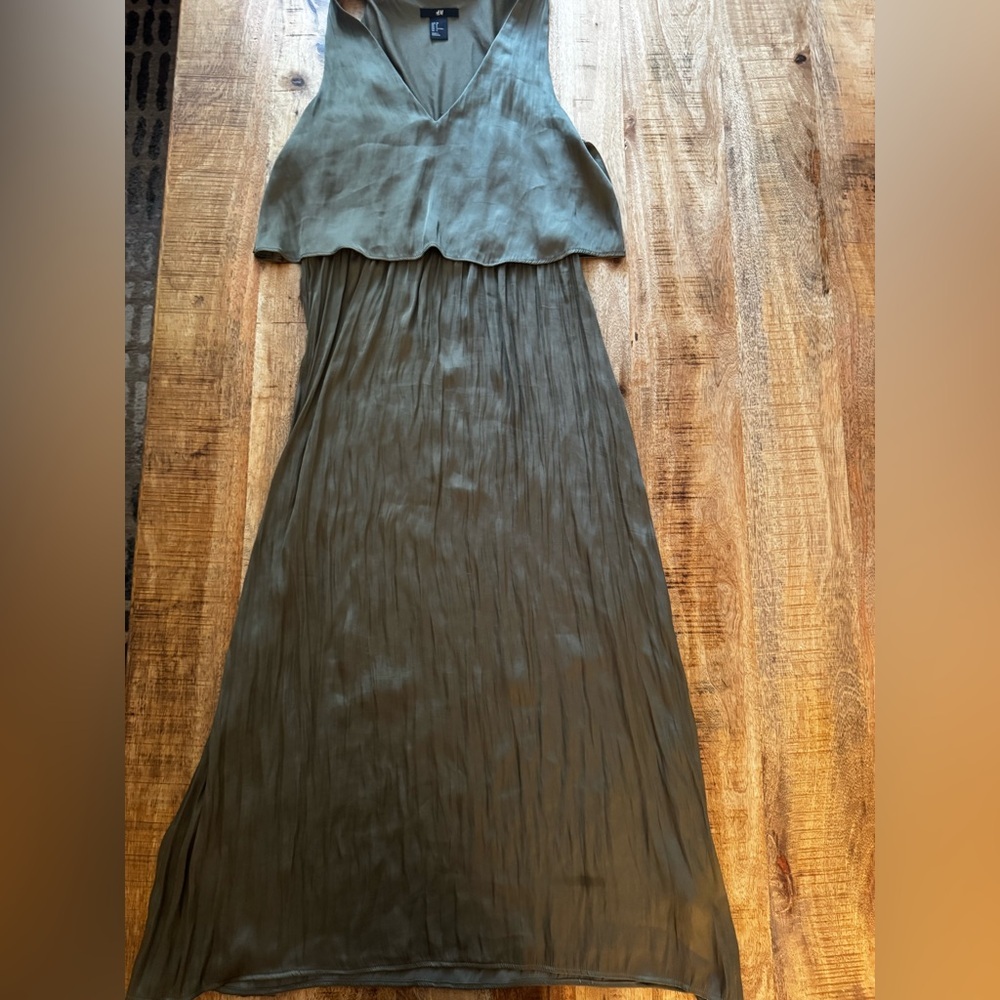 Elegant Olive Green Sleeveless V neck midi Dress silky by H&M lightweight
